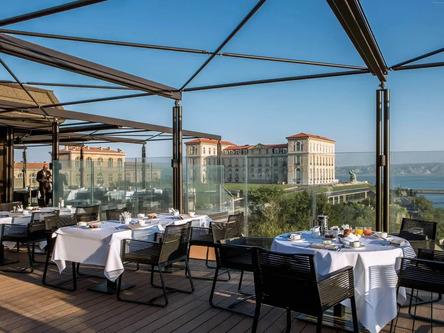 Le restaurant-bar d'un hôtel luxueux à Marseille