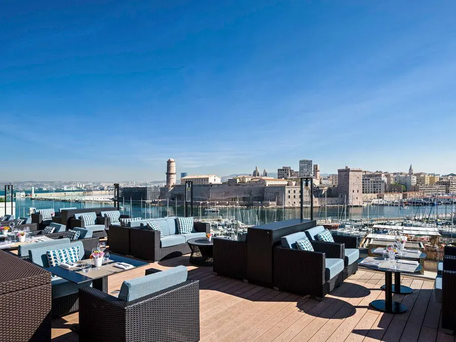 Un bar lounge dans le quartier chic du Vieux-Port
