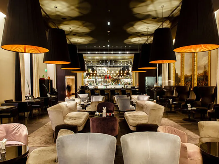 Un bar marseillais, au coeur d'un hôtel aux couleurs chaleureuses