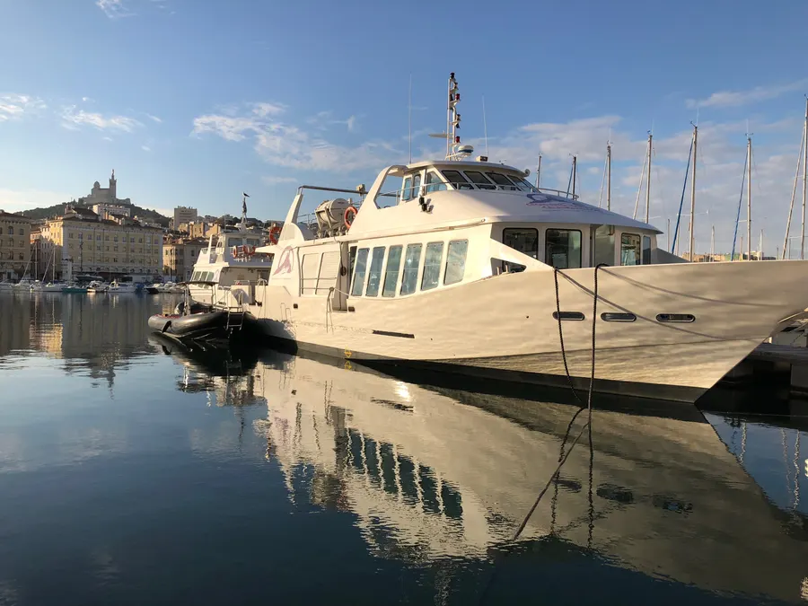 Un bateau à quai à Marseille pour tous les événements