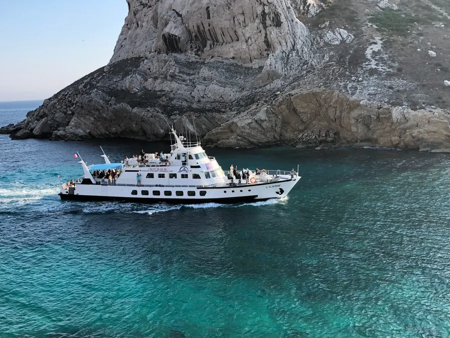 Un bateau récent sur la Méditerranée, au design moderne