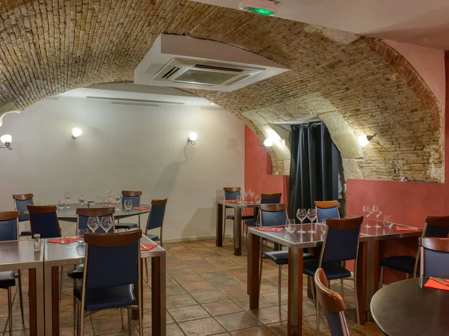 Un cellier à Marseille avec une cave à vin