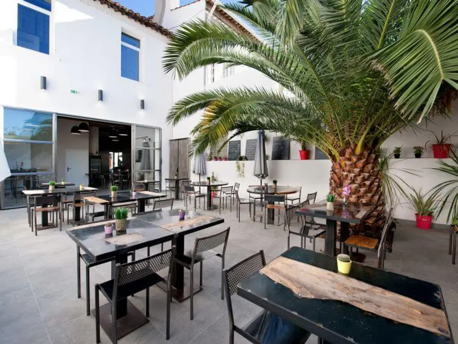 Un restaurant élégant à l'atmosphère lounge