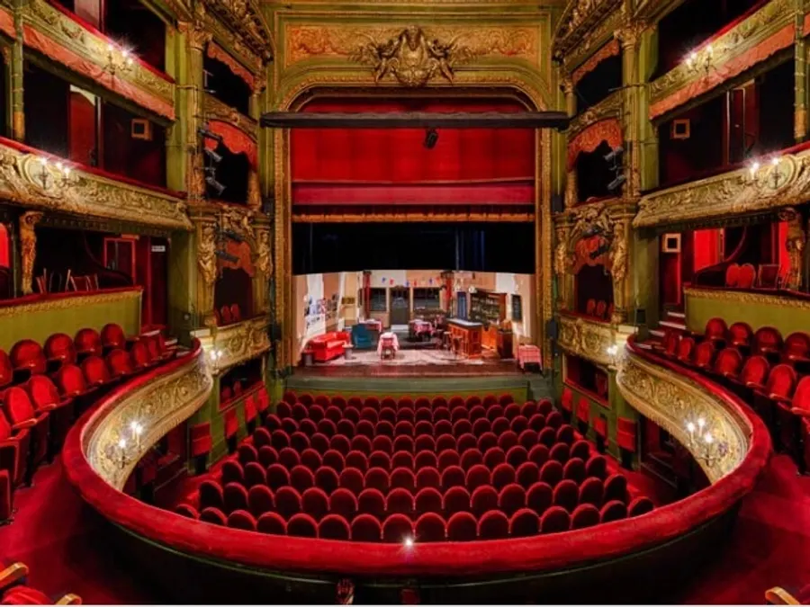 Un théâtre marseillais aux moulures typiques