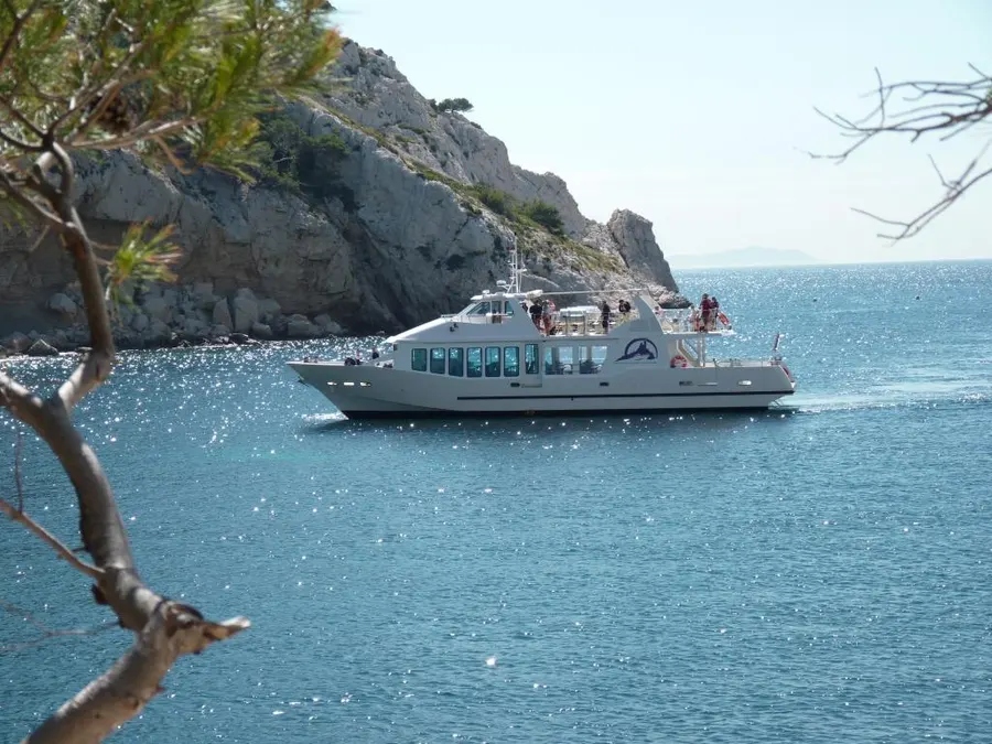 Une compagnie de bateaux dans les calanques pour les dîners