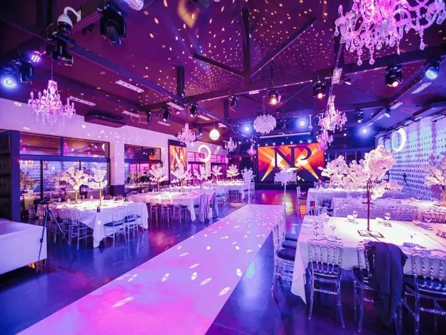 Une grande salle des fêtes dans le 8eme arrondissement