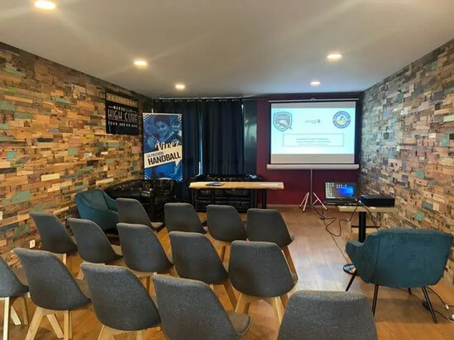 Une salle de réunion cosy avec un espace restauration