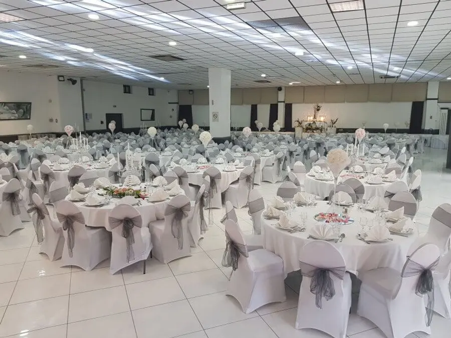 Une salle des fêtes à Marseille constituée de 5 salons