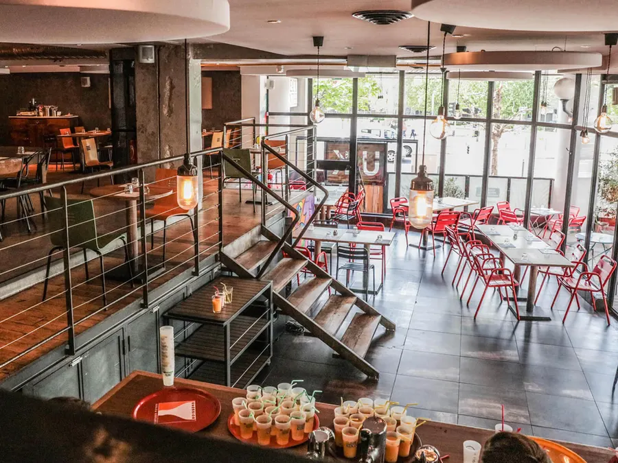 Une salle des fêtes marseillais avec cuisines et mezzanine