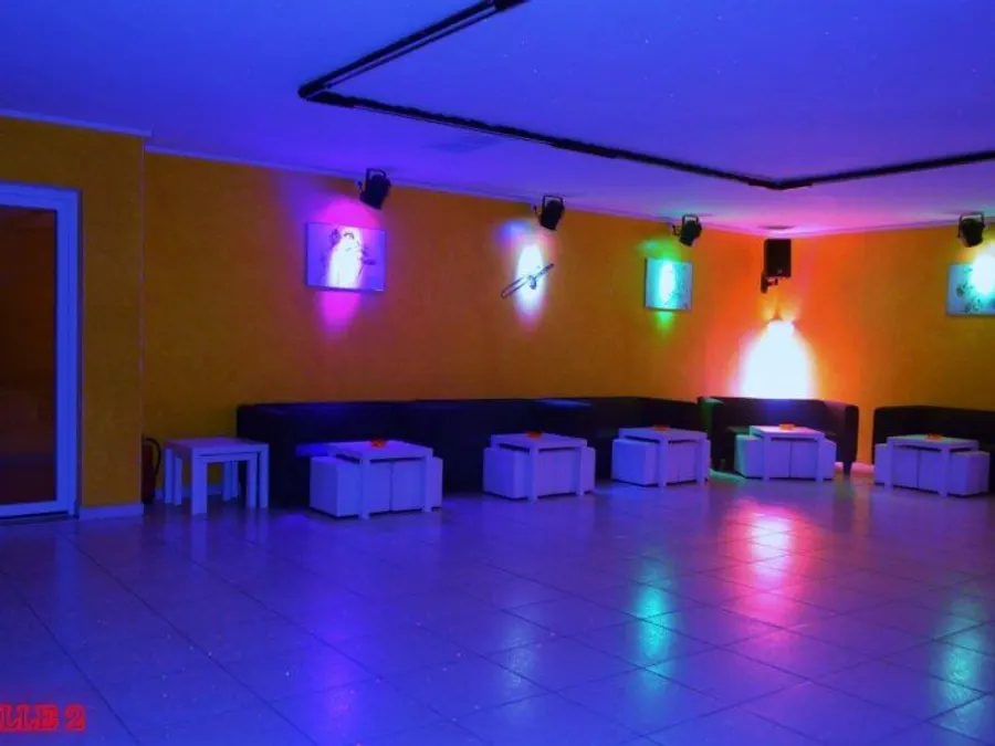 Une salle des fêtes marseillaise avec cuisines