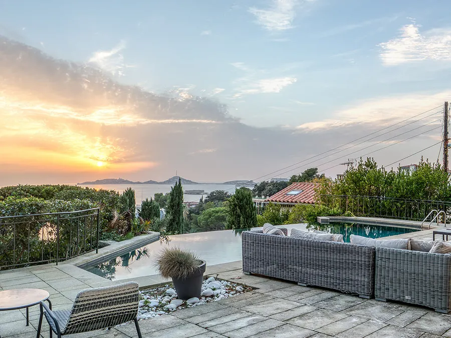 Une villa idéalement situé à Marseille avec piscine