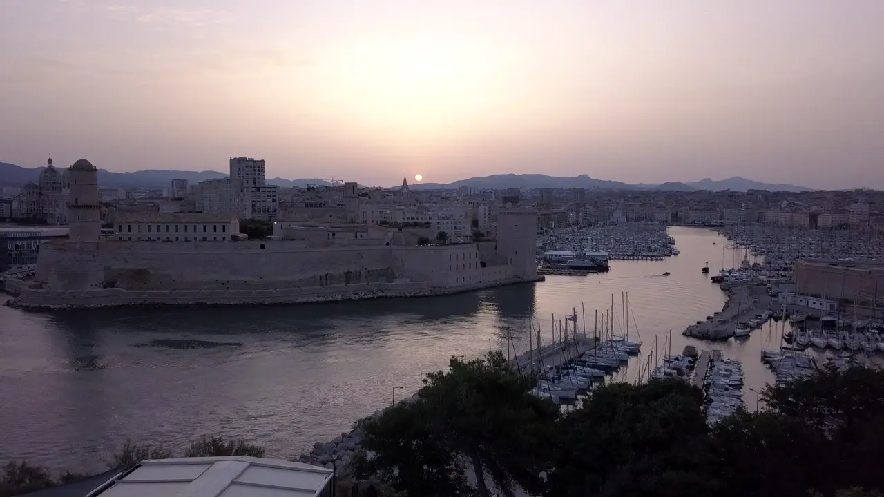 Le Vieux-Port de Marseille au coucher du soleil